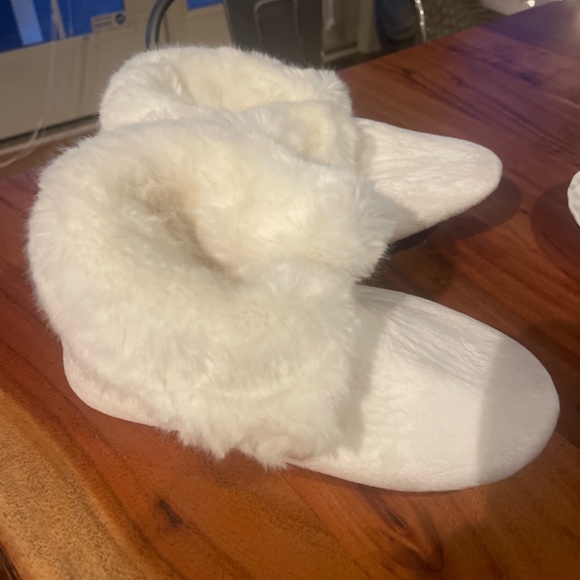 Pottery barn slippers - Picture 2 of 4